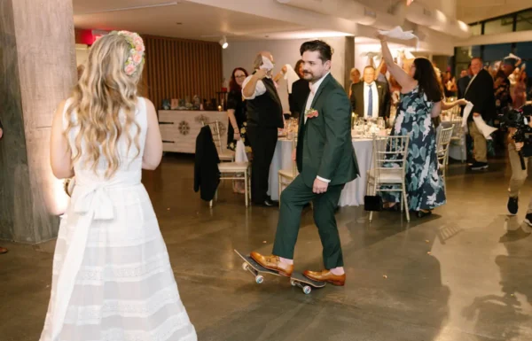 A ‘Shorely in Love’-Themed Wedding With a ‘Retro-Beach’ Aesthetic