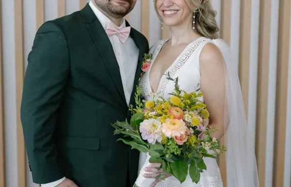 A ‘Shorely in Love’-Themed Wedding With a ‘Retro-Beach’ Aesthetic
