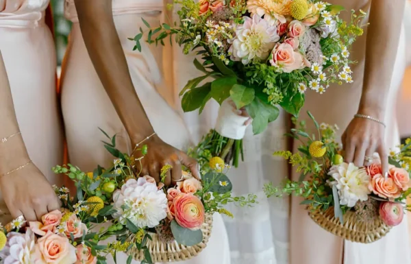 A ‘Shorely in Love’-Themed Wedding With a ‘Retro-Beach’ Aesthetic
