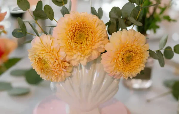 A ‘Shorely in Love’-Themed Wedding With a ‘Retro-Beach’ Aesthetic
