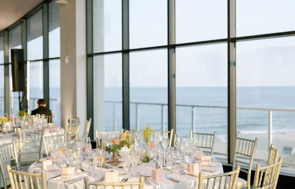 A ‘Shorely in Love’-Themed Wedding With a ‘Retro-Beach’ Aesthetic