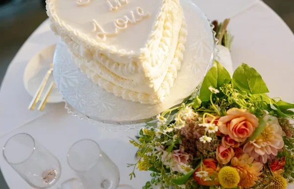 A ‘Shorely in Love’-Themed Wedding With a ‘Retro-Beach’ Aesthetic