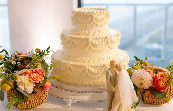 A ‘Shorely in Love’-Themed Wedding With a ‘Retro-Beach’ Aesthetic