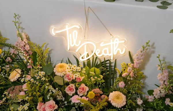 A ‘Shorely in Love’-Themed Wedding With a ‘Retro-Beach’ Aesthetic