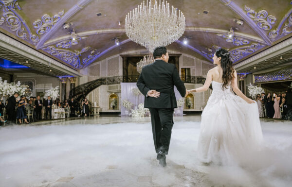 All White Florals & An Impressive First Dance at The Venetian