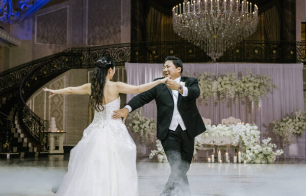 All White Florals & An Impressive First Dance at The Venetian