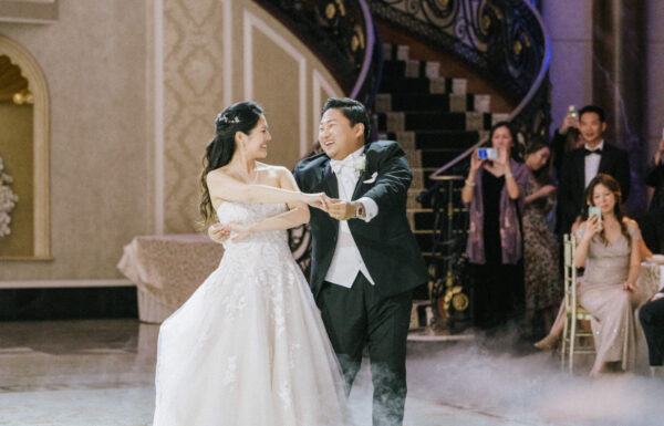 All White Florals & An Impressive First Dance at The Venetian