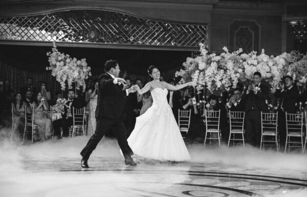 All White Florals & An Impressive First Dance at The Venetian