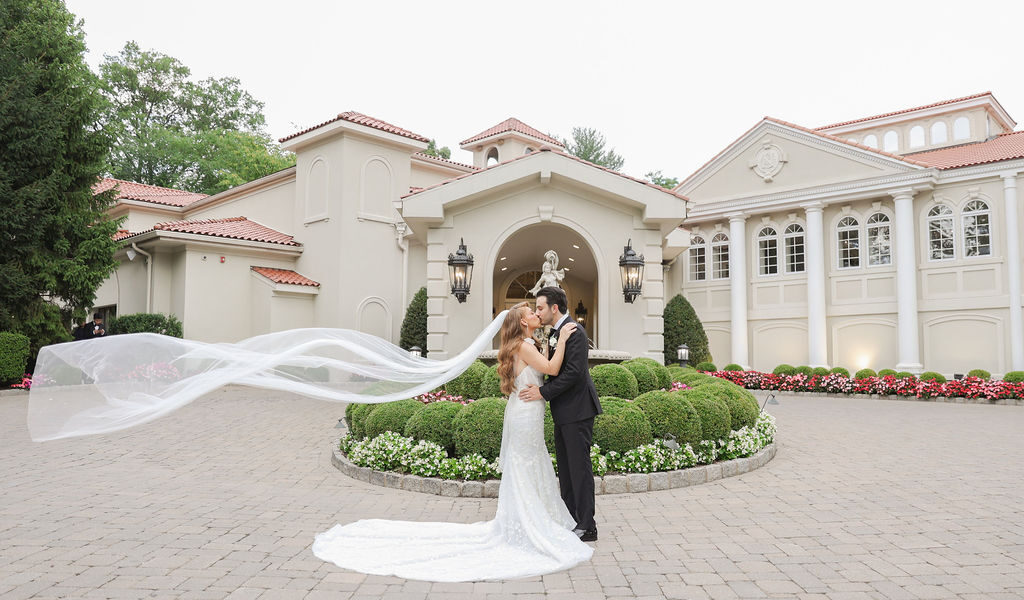 A Timeless Summer Wedding With Neutral Florals & Dancing Robots
