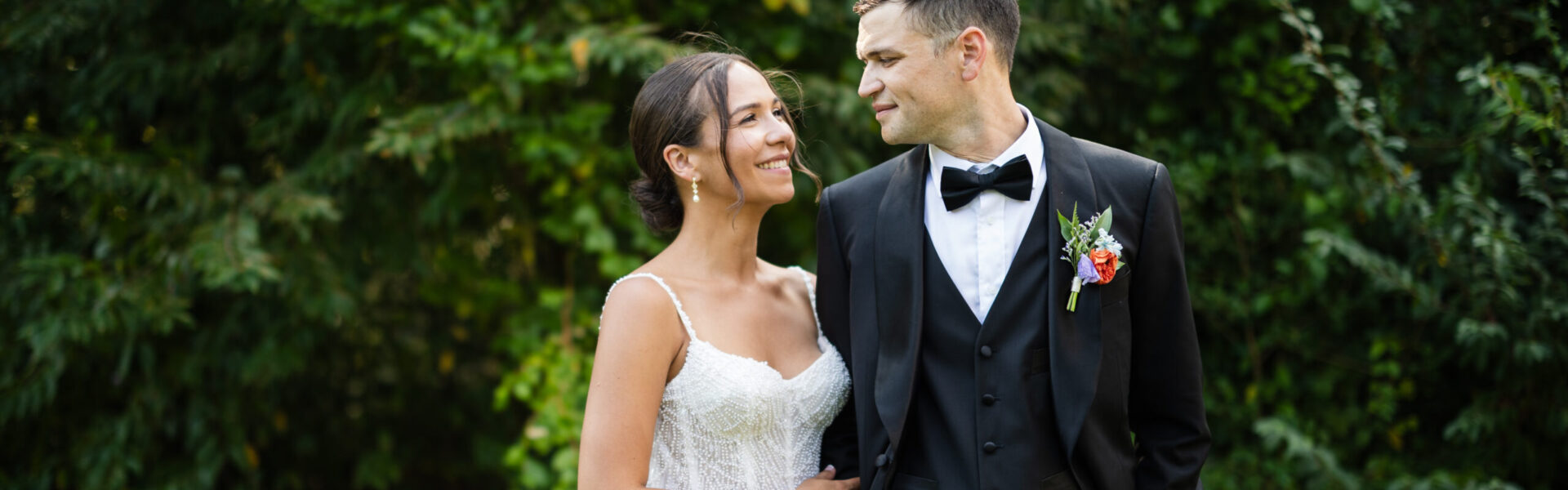 This Couple’s Rustic Yet Coastal Venue Also Had a Greenhouse Ceremony Space