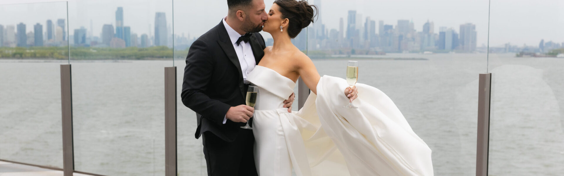 Live Entertainment Plus a DJ Paired With Stunning NYC Views at This Hudson House Wedding