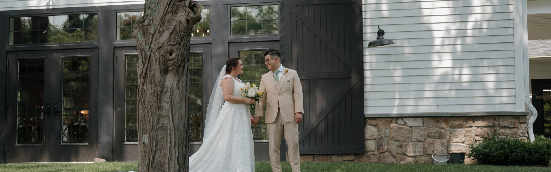 Honey Jar Favors & a Dance Floor Moment to “Take On Me” They’ll Never Forget at the Inn at Millrace Pond